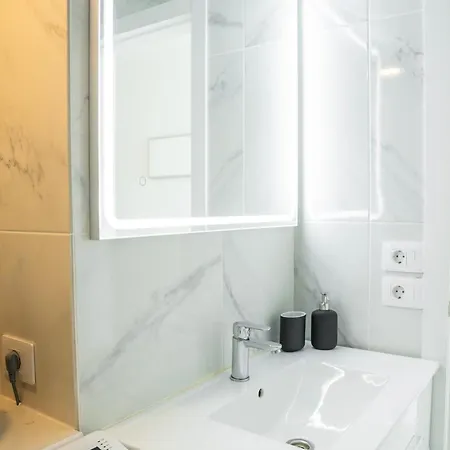 Apartment Colourful Bright Centred Aparment With Ocean View 911, Ponderosa *