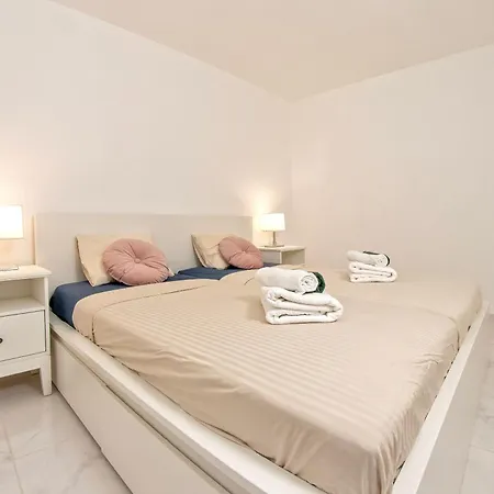 Apartment Colourful Bright Centred Aparment With Ocean View 911, Ponderosa